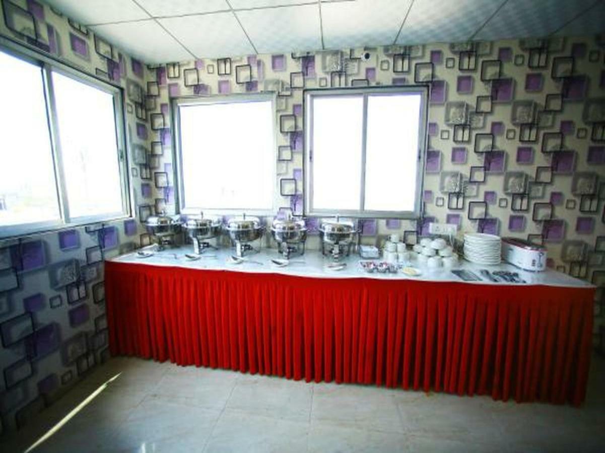 Airport Hotel Hsp New Delhi Exteriör bild
